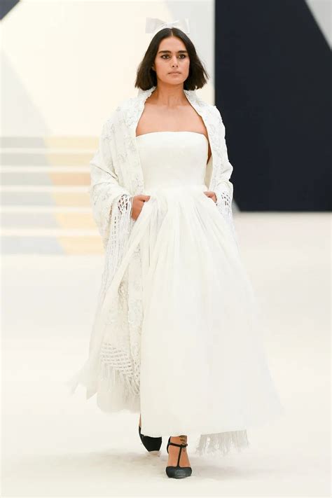 chanel abiti sposa|Chanel: i look e gli abiti da sposa alla sfilata haute couture .